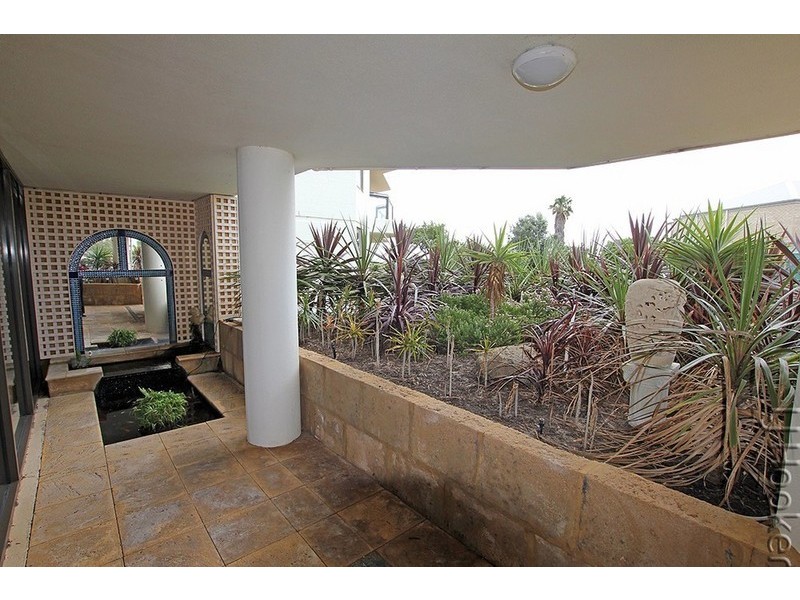 30/6A Valley Road, Halls Head WA 6210