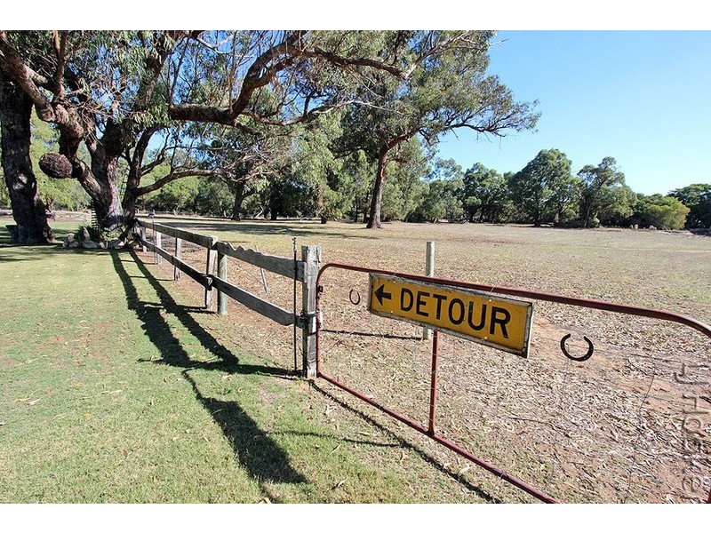 114 Newnham Road, Lake Clifton WA 6215