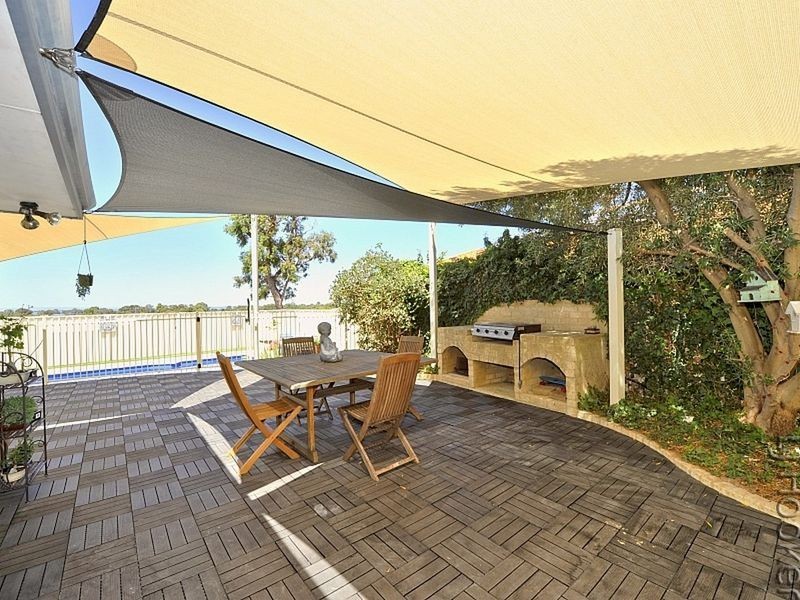 11 Japonica Heights, Halls Head WA 6210