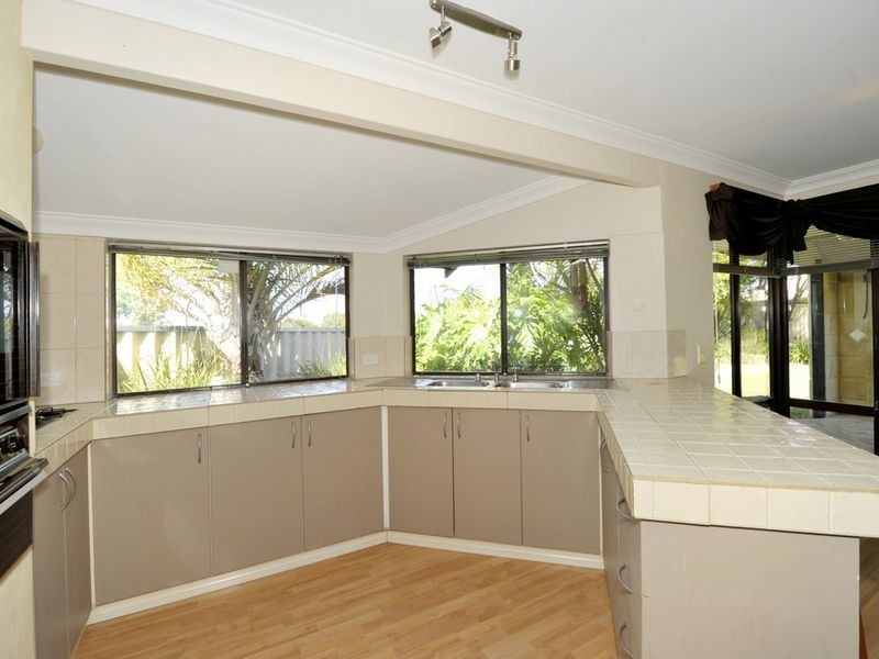 11 Boronia Close, Halls Head WA 6210