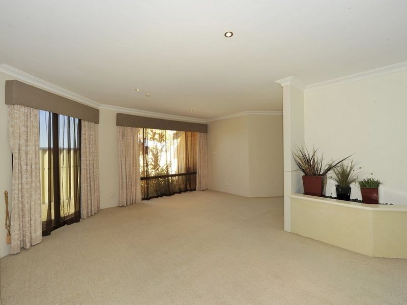 11 Boronia Close, Halls Head WA 6210