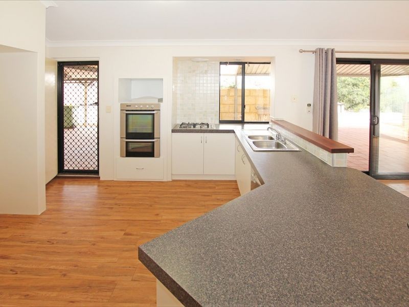 15 Lambourne Place, Halls Head WA 6210