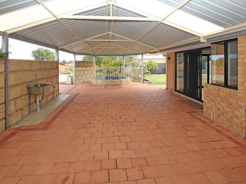 15 Lambourne Place, Halls Head WA 6210