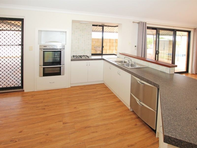 15 Lambourne Place, Halls Head WA 6210