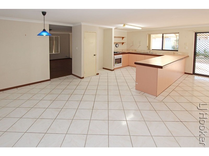 35 Everlasting Retreat, Halls Head WA 6210