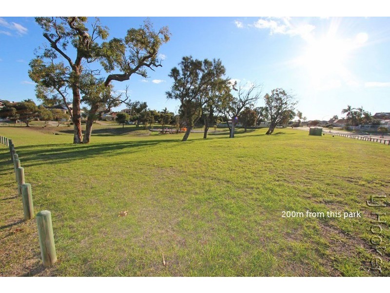 35 Everlasting Retreat, Halls Head WA 6210