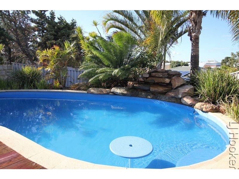 25 Casuarina Drive, Halls Head WA 6210