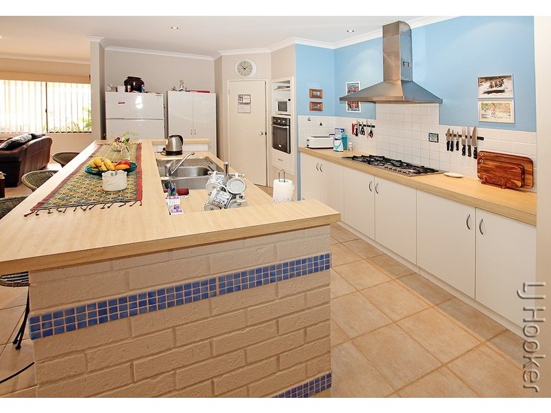 54 Paradise Circuit, Halls Head WA 6210