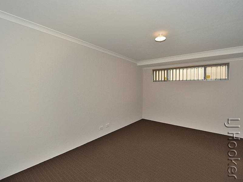 4 Gullane Way, Meadow Springs WA 6210