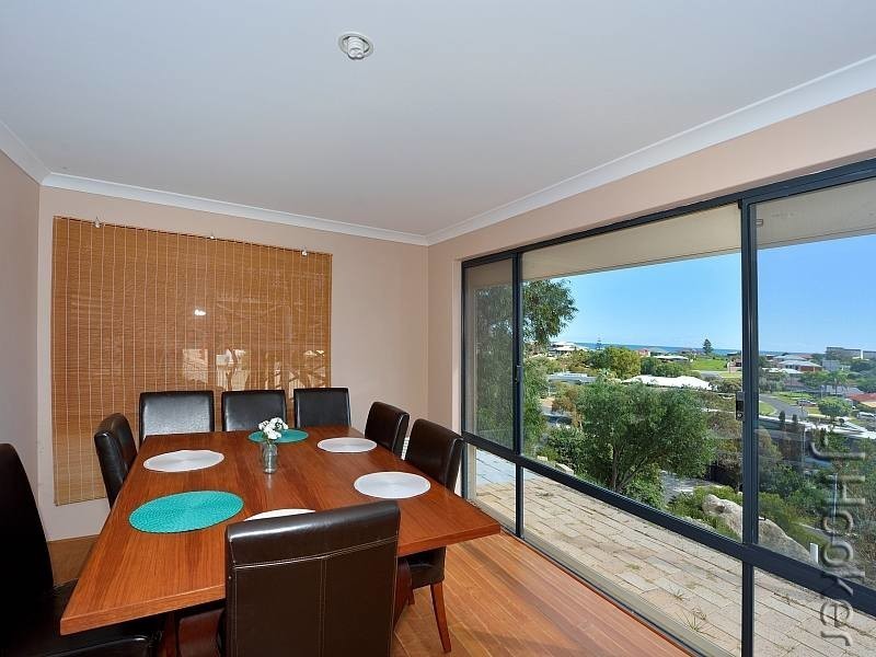 7 Allan Place, Halls Head WA 6210
