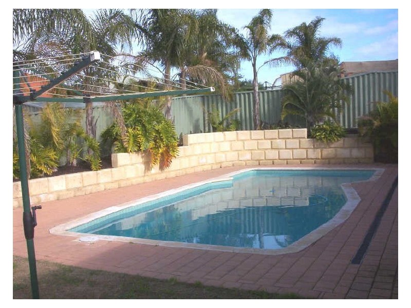 10 Floribunda Avenue, Halls Head WA 6210