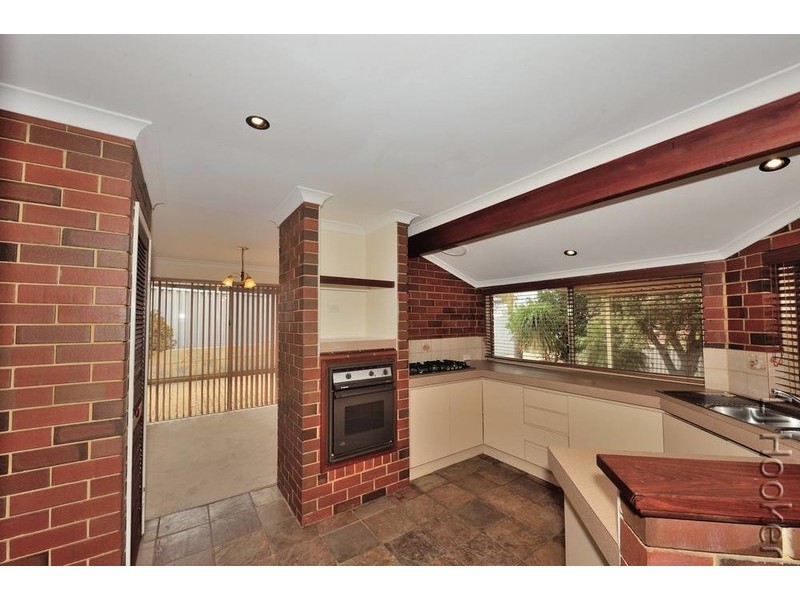 2 Hickory Court, Halls Head WA 6210