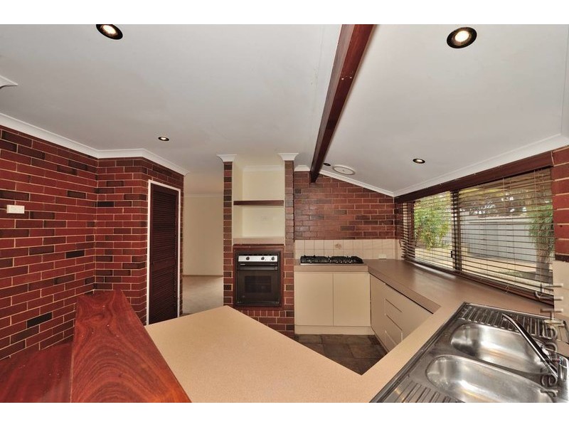 2 Hickory Court, Halls Head WA 6210