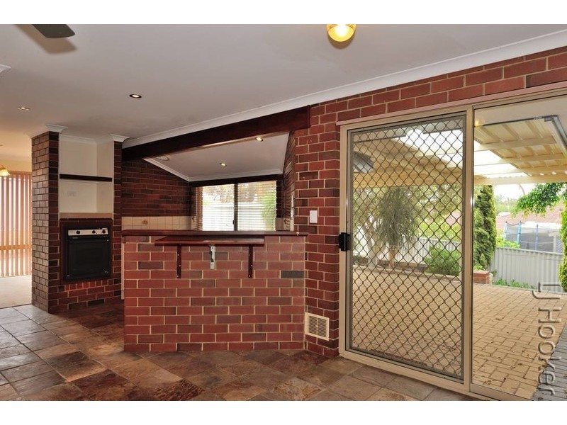 2 Hickory Court, Halls Head WA 6210
