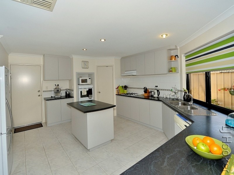 48 Paradise Circuit, Halls Head WA 6210