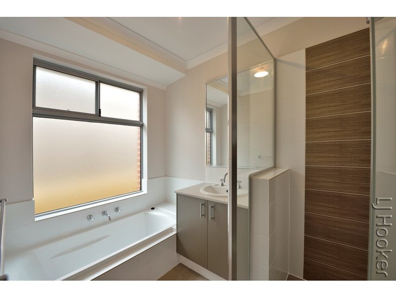 4 Gullane Way, Meadow Springs WA 6210