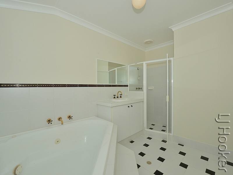 8 Bucentaur Place, Halls Head WA 6210