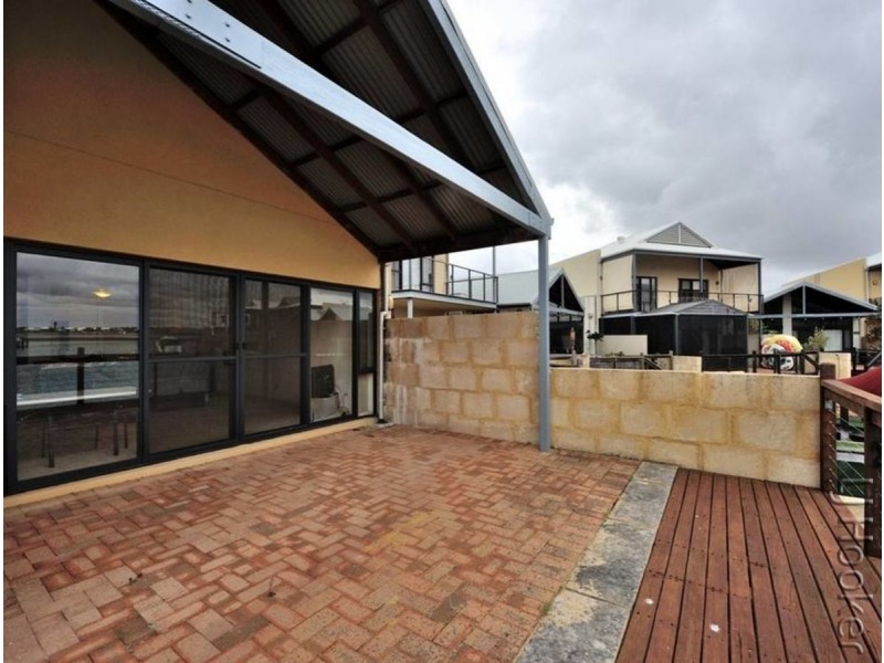 4/3 Piccolo Place, Halls Head WA 6210