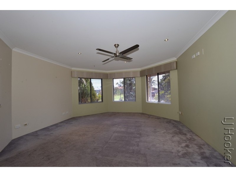 32 Floribunda Avenue, Halls Head WA 6210