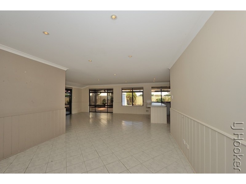 32 Floribunda Avenue, Halls Head WA 6210