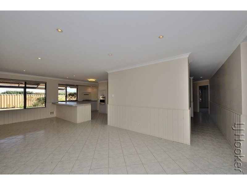 32 Floribunda Avenue, Halls Head WA 6210