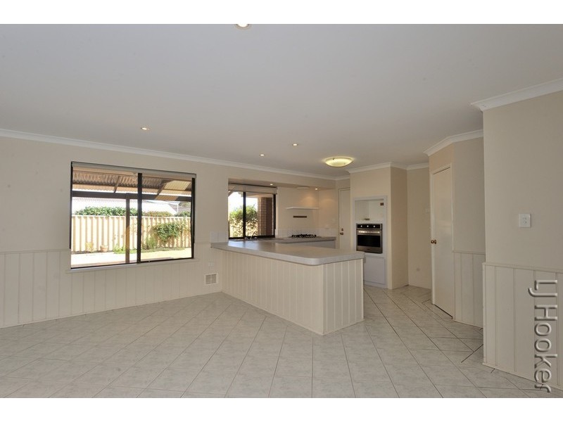 32 Floribunda Avenue, Halls Head WA 6210