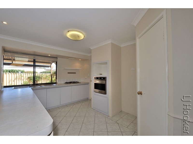 32 Floribunda Avenue, Halls Head WA 6210