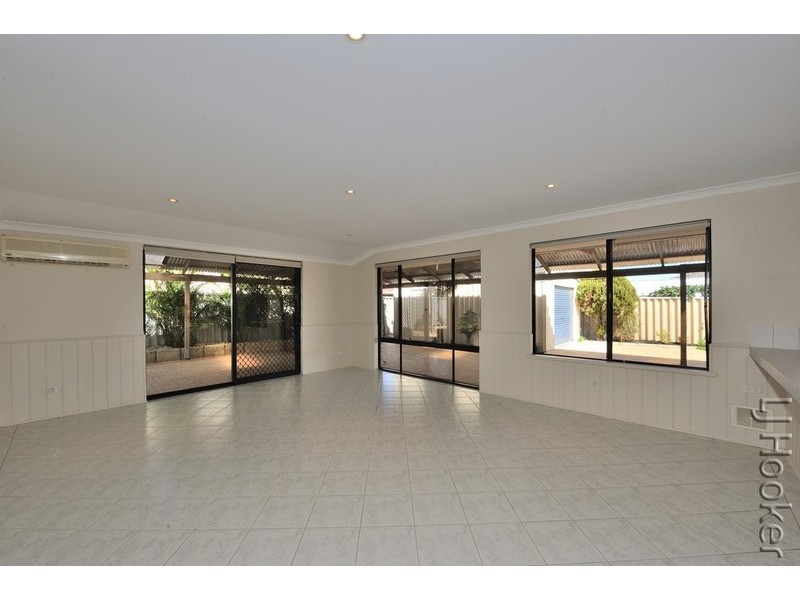 32 Floribunda Avenue, Halls Head WA 6210