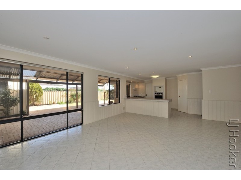 32 Floribunda Avenue, Halls Head WA 6210