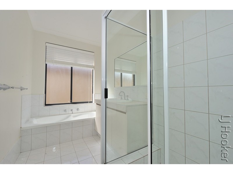 32 Floribunda Avenue, Halls Head WA 6210