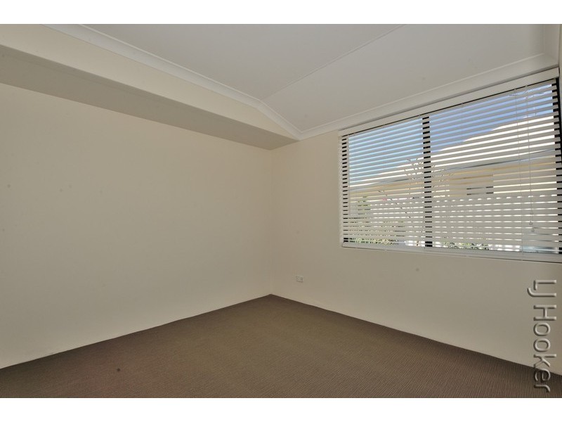 32 Floribunda Avenue, Halls Head WA 6210