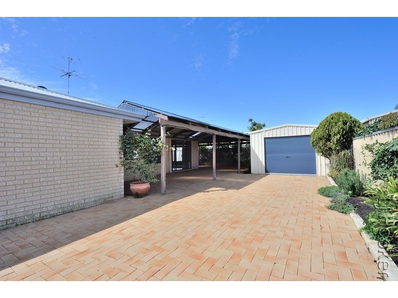 32 Floribunda Avenue, Halls Head WA 6210