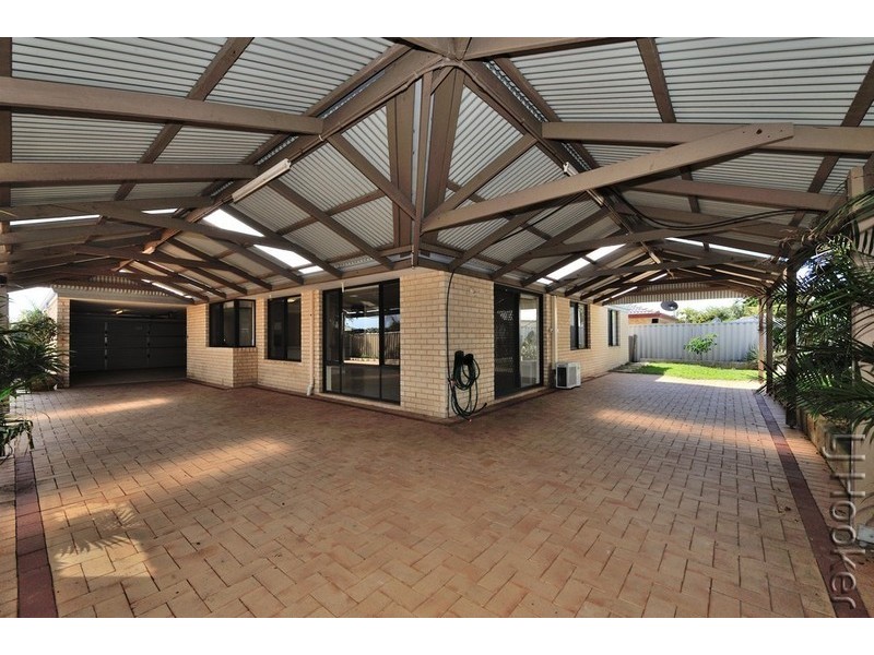 32 Floribunda Avenue, Halls Head WA 6210