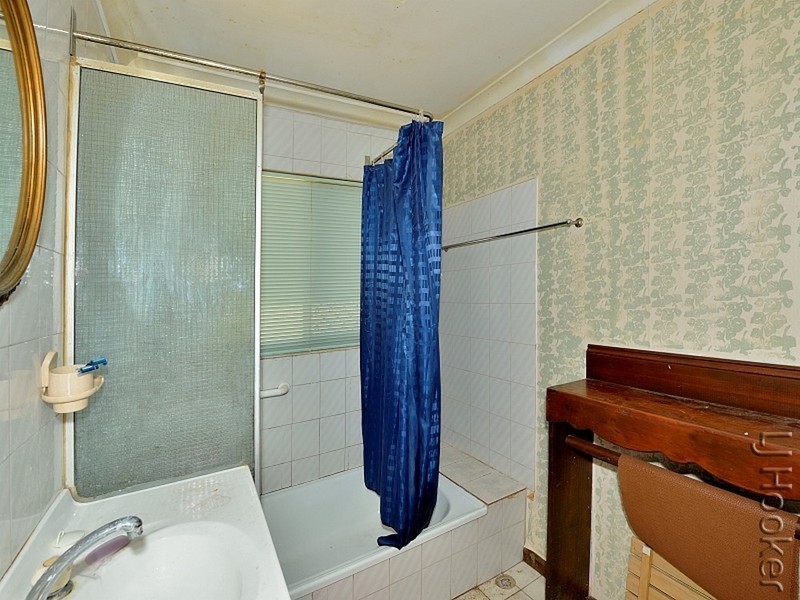 24 Leigh Street, Dudley Park WA 6210