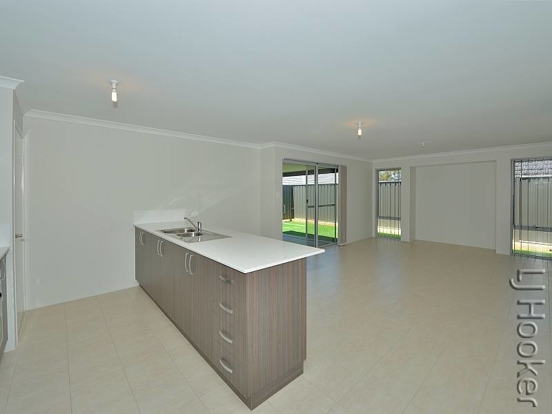 9 Blanche Crescent, Lakelands WA 6180