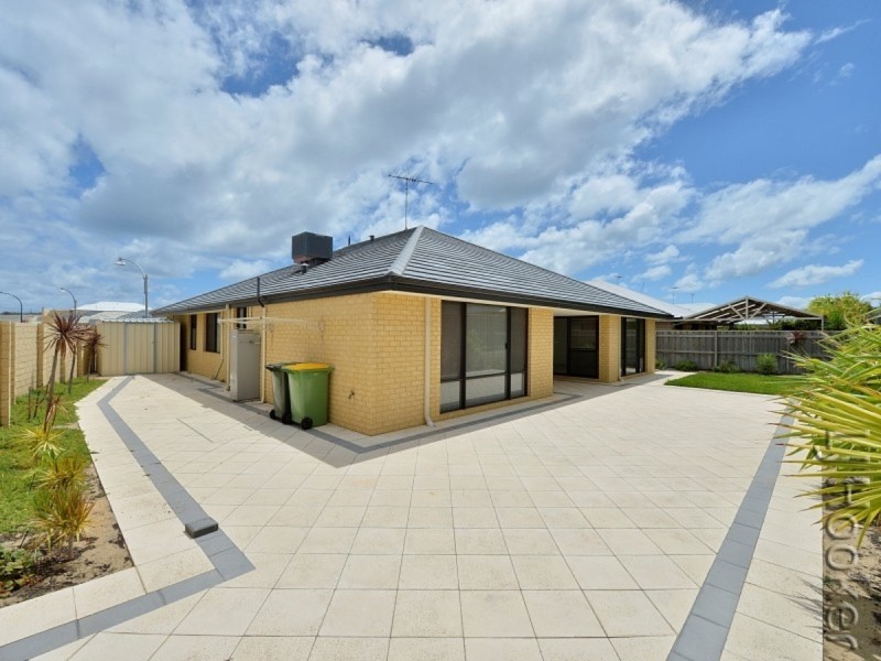 275 Peelwood Parade, Halls Head WA 6210