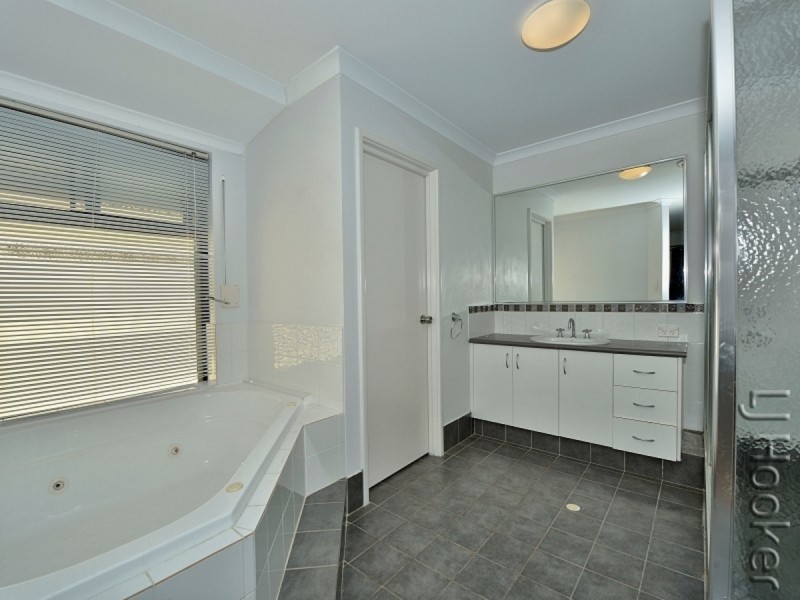 13 Winslow Crest, Lakelands WA 6180