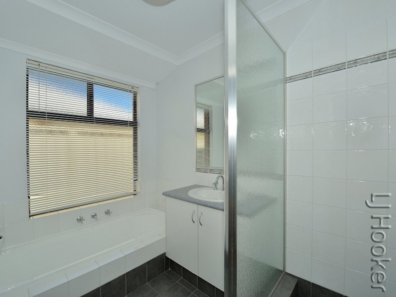 13 Winslow Crest, Lakelands WA 6180