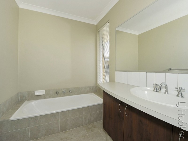 1 Dalona Parkway, Lakelands WA 6180