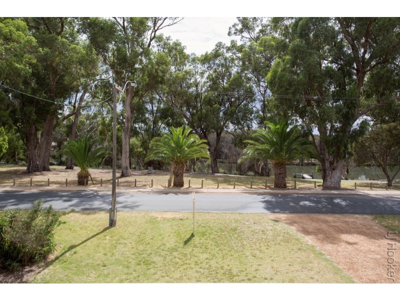 16 Redcliffe Road, Greenfields WA 6210