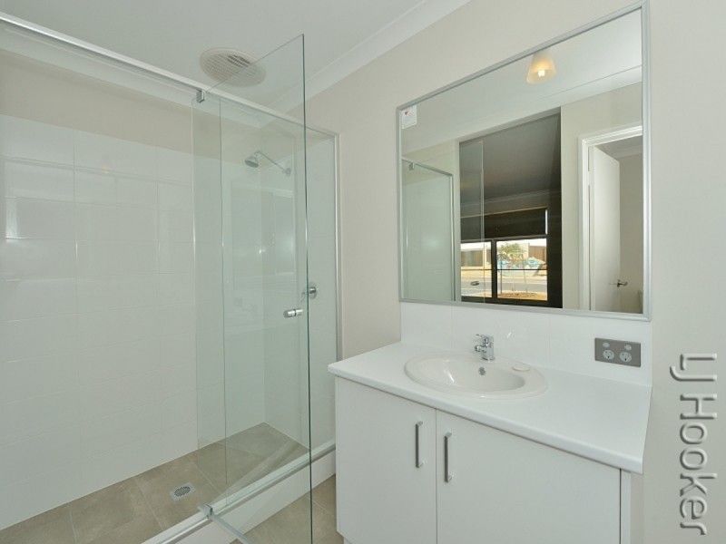 8 Aquamarine Parade, Karnup WA 6176