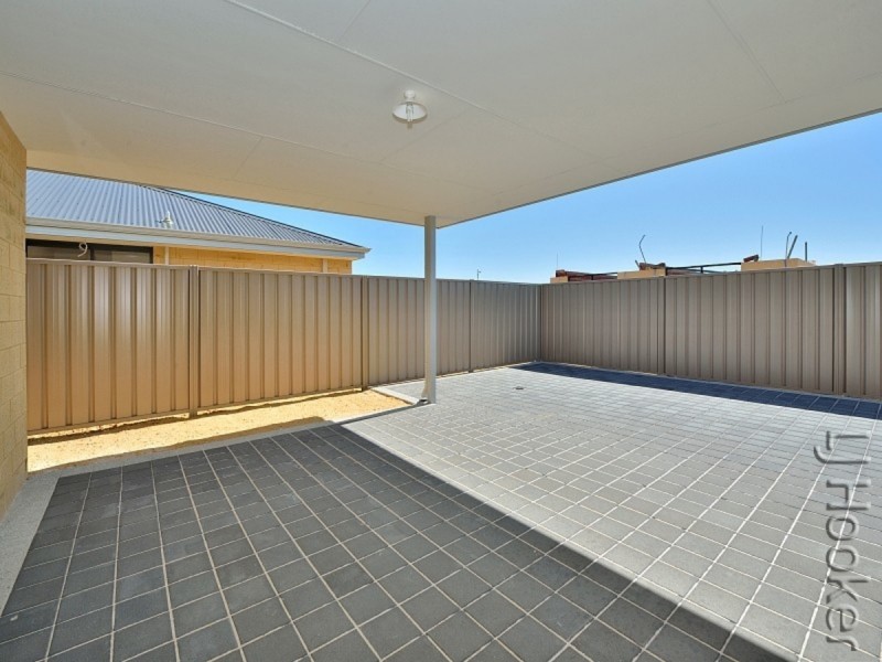 8 Aquamarine Parade, Karnup WA 6176