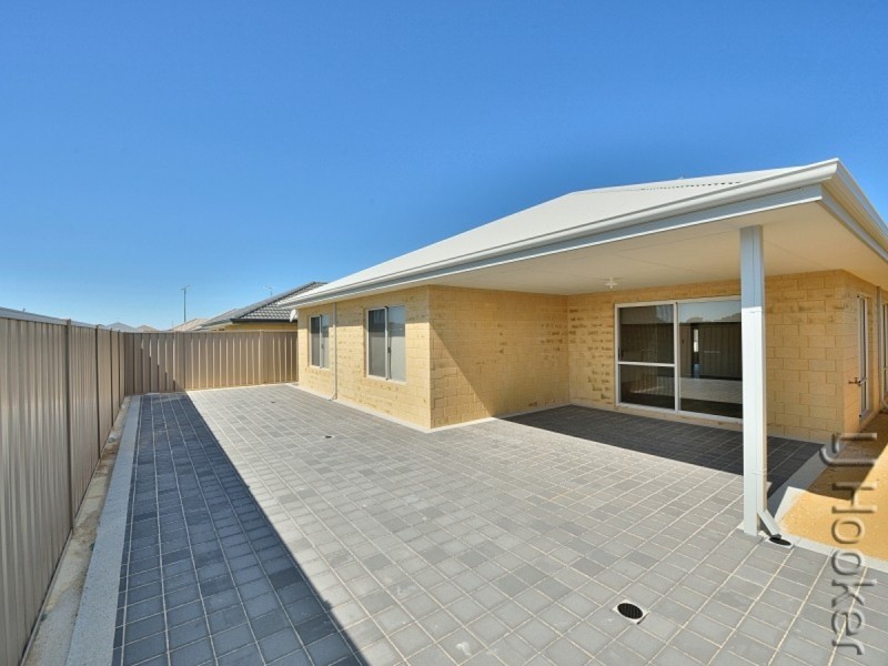 8 Aquamarine Parade, Karnup WA 6176