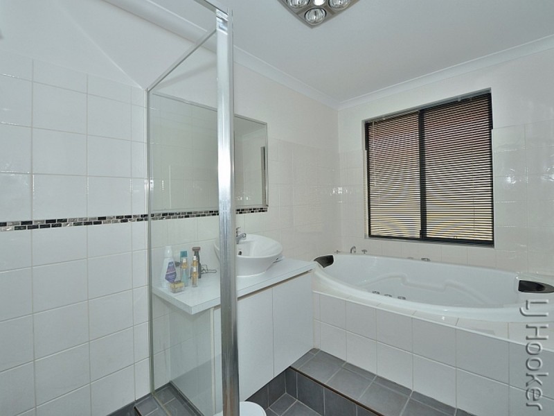 22 Kerkeri Heights, Lakelands WA 6180