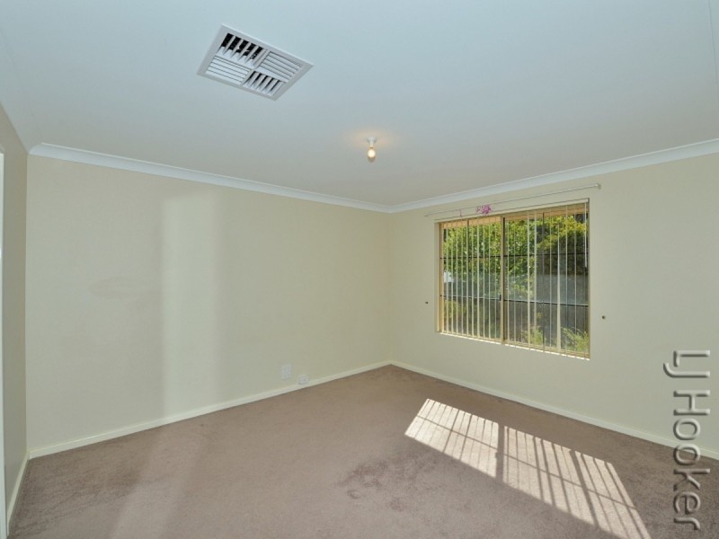 77 Oaklands Avenue, Halls Head WA 6210