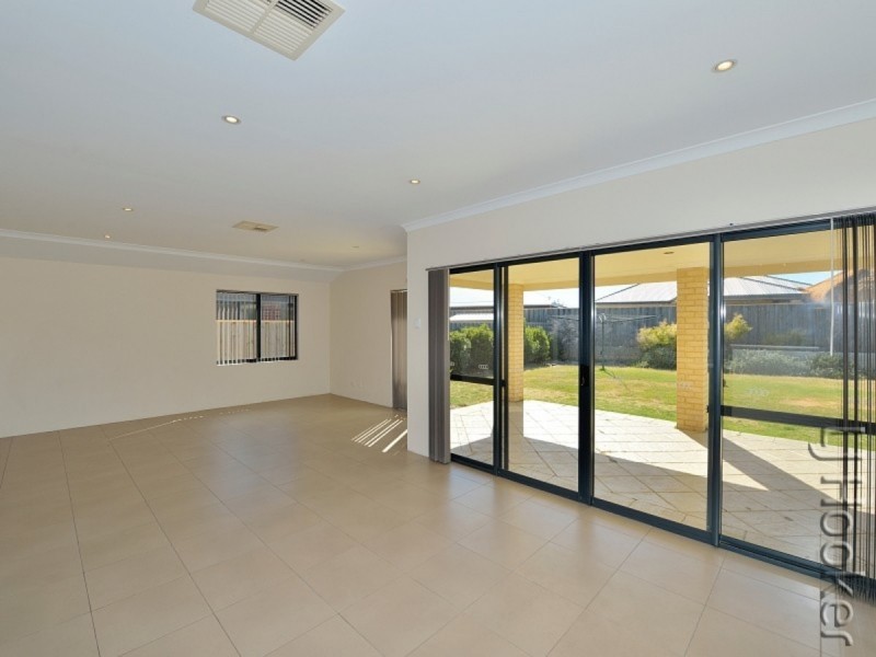 6 Santalum Circus, Halls Head WA 6210