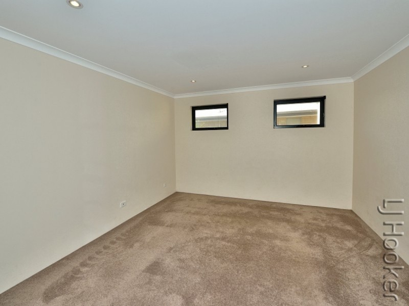 6 Santalum Circus, Halls Head WA 6210