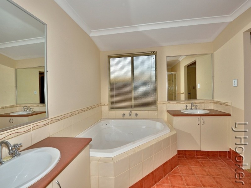 41 Waratah Circle, Halls Head WA 6210