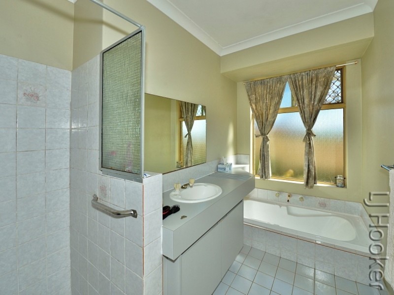 18 Magnolia Rise, Halls Head WA 6210