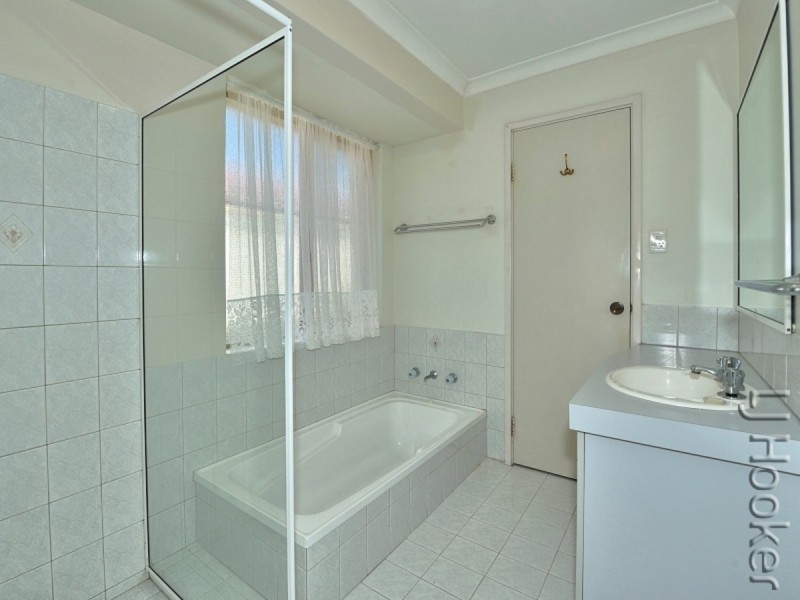 1/6 Dory Close, Halls Head WA 6210